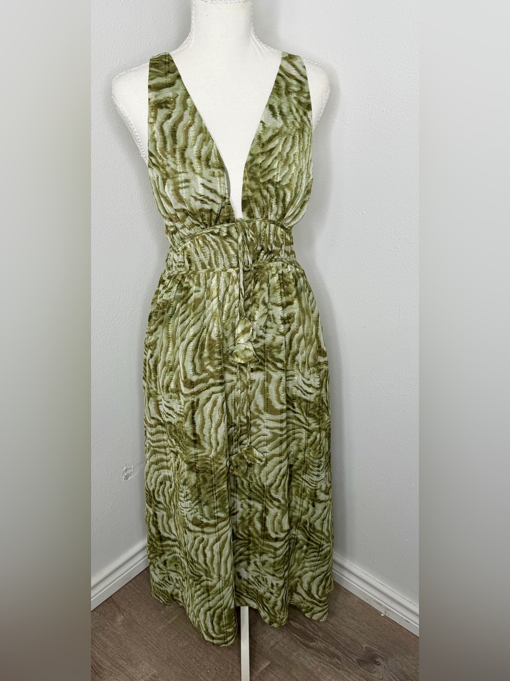 eesome Olive Green Printed Deep V-Neck Midi Dress w/Adjustable Straps Size Small